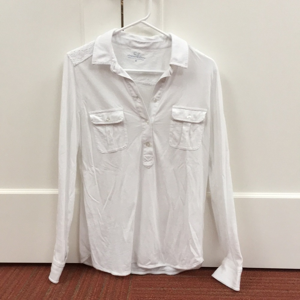 Vineyard Vine’s Women’s white long sleeved shirt